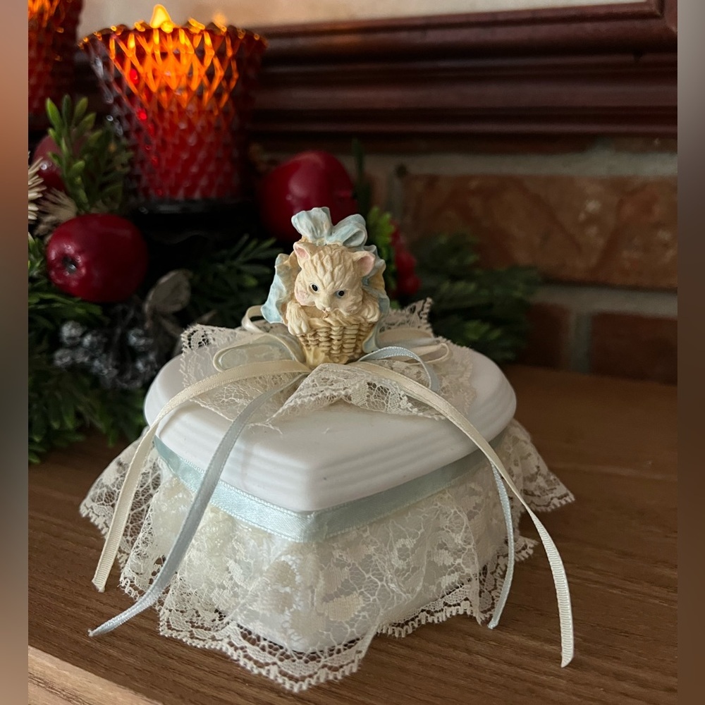 Rare Vintage 1970’s Porcelain
Kitty Heart Lace Trinket Box‼️FINAL SALE Price